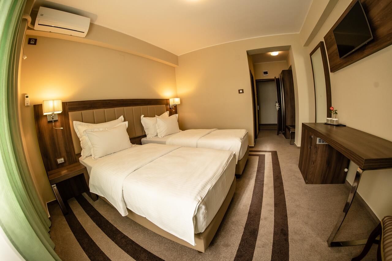 Курортные отели Hotel McPietroasa Haleş-18