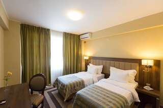 Курортные отели Hotel McPietroasa Haleş Двухместный номер с 2 отдельными кроватями и видом на бассейн-2