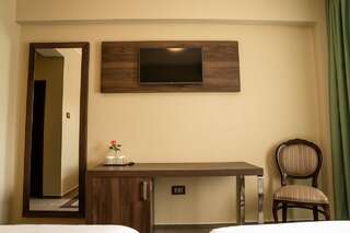 Курортные отели Hotel McPietroasa Haleş Двухместный номер с 1 кроватью и видом на бассейн-3