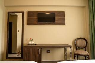 Курортные отели Hotel McPietroasa Haleş Двухместный номер с 1 кроватью и видом на бассейн-9